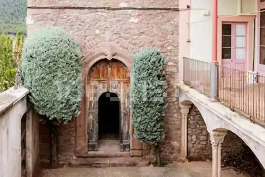 Esta es la incríble mansión de Rosalía en España que tiene a la venta hace dos años