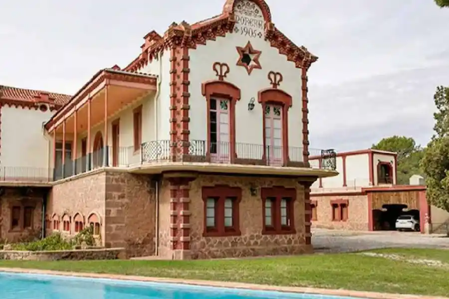 Esta es la incríble mansión de Rosalía en España que tiene a la venta hace dos años