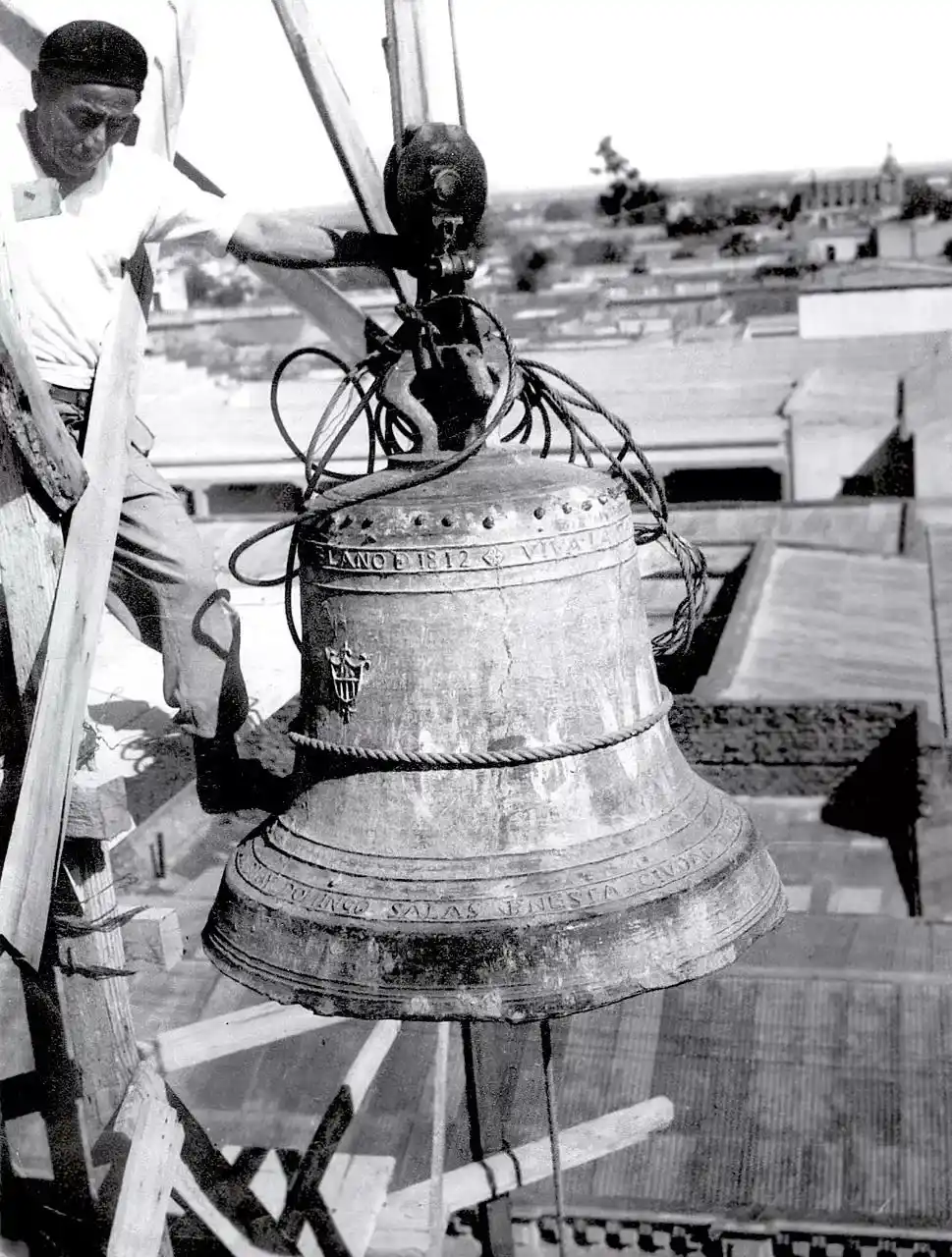 Recuerdos fotográficos: 1949. La vieja campana de Belgrano vuelve a tañer en La Merced