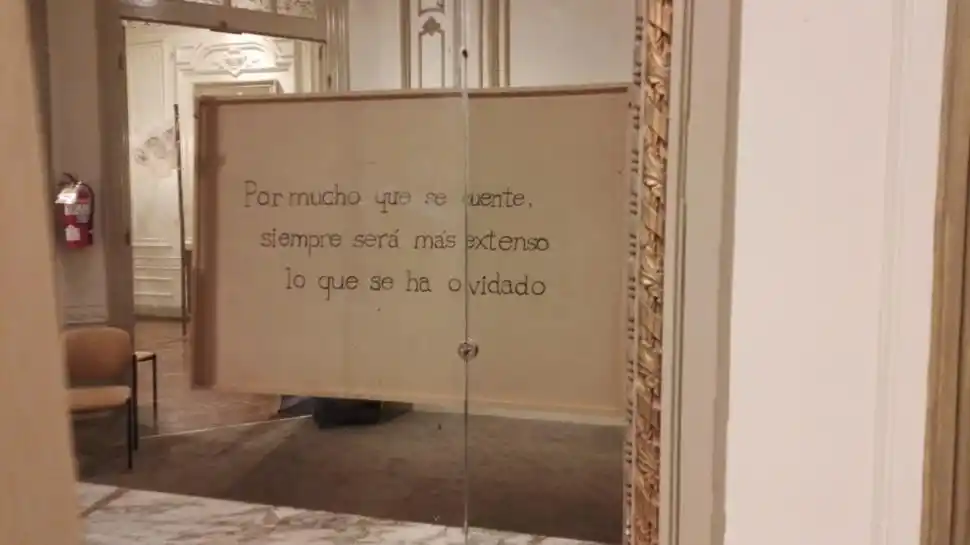 EN LA PARTE DE ATRÁS. Una frase reflejada en el espejo. LA RUTA DEL AZÚCAR CON CAJAS DE CARTÓN RECICLADAS