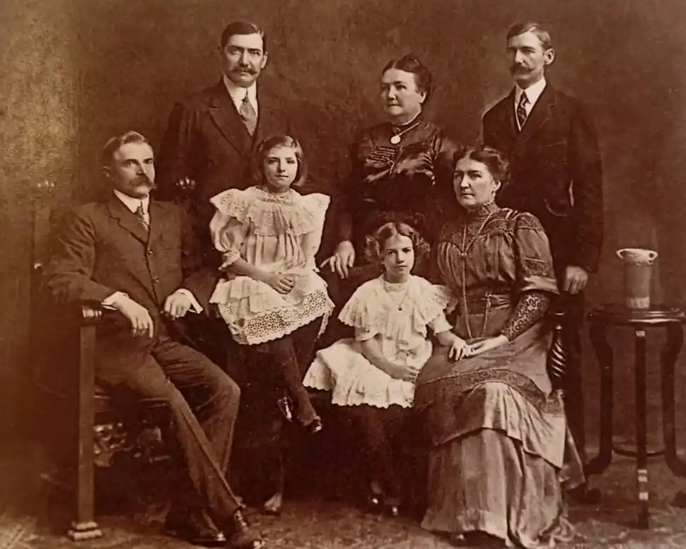 RETRATO DE FAMILIA. Cecilia Grierson está de pie, al medio. Su hermana Catalina luce sentada, a la derecha. foto publicada en “El viaje de cecilia grierson”