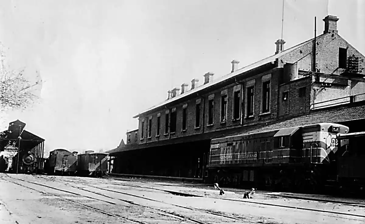 Recuerdos fotográficos: 1889. Llega el tren “bullanguero” a la estación El Provincial