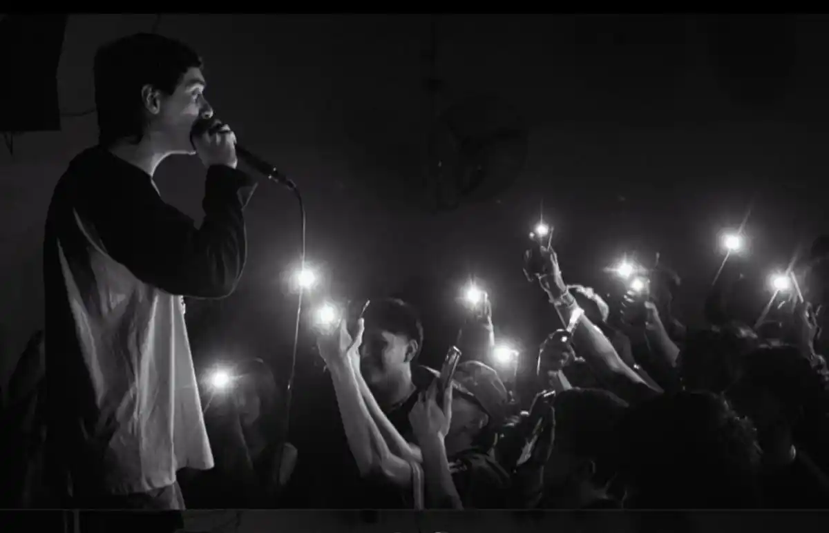 ABRIÉNDOSE CAMINO. El Flaco Salas dejó Tucumán para perseguir su sueño musical con un sonido propio entre trap, hiperpop y ambientes electrónicos. / CORTESÍA MAXI SALAS