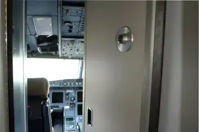 Misterio aéreo revelado: por qué los pilotos dejan la puerta de la cabina abierta antes de despegar