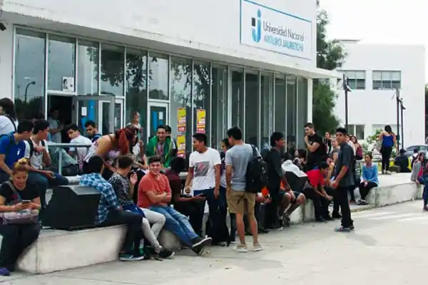 Uno de cada cinco docentes universitarios trabaja en Uber o Rappi para subsistir