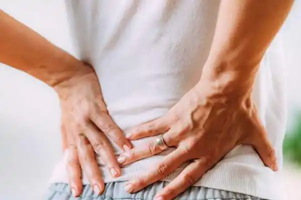 Cómo aliviar el dolor lumbar con cuatro posturas de yoga fáciles y efectivas