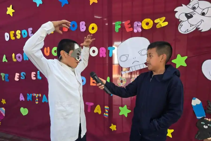 PERSONAJE. El lobo feroz es entrevistado por la radio escolar.