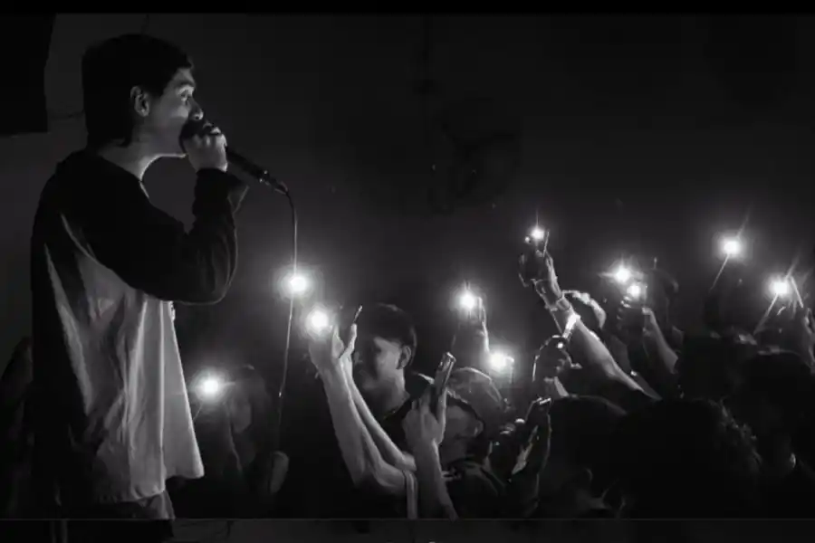 ABRIÉNDOSE CAMINO. El Flaco Salas dejó Tucumán para perseguir su sueño musical con un sonido propio entre trap, hiperpop y ambientes electrónicos. / CORTESÍA MAXI SALAS