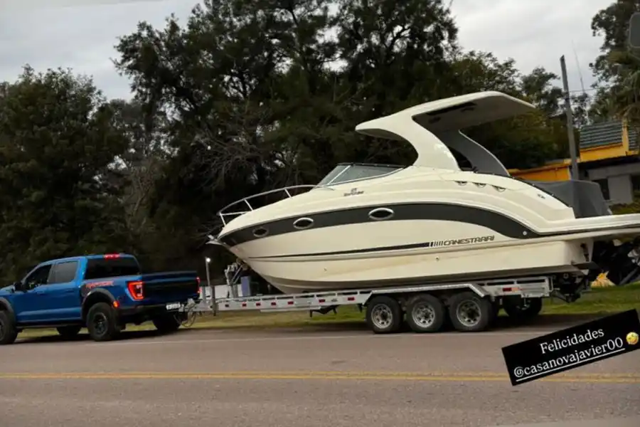 EN LAS REDES. La camioneta y la embarcación que “Chuky” mostró.