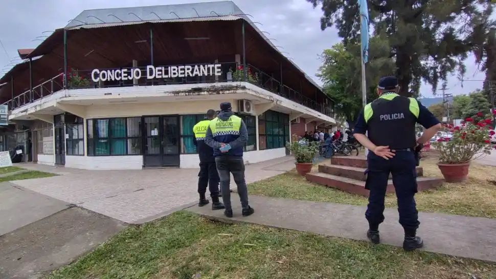 BAJO CUSTODIA. La oposición reprochó que más de una quincena de uniformados rodeara el Concejo. la gaceta / foto de diego araoz