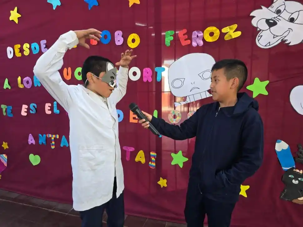 PERSONAJE. El lobo feroz es entrevistado por la radio escolar.