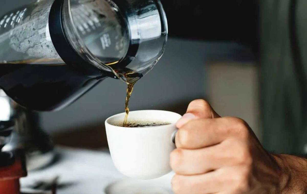 ¿Sirve tomar café con limón para bajar de peso? La opinión de los especialistas