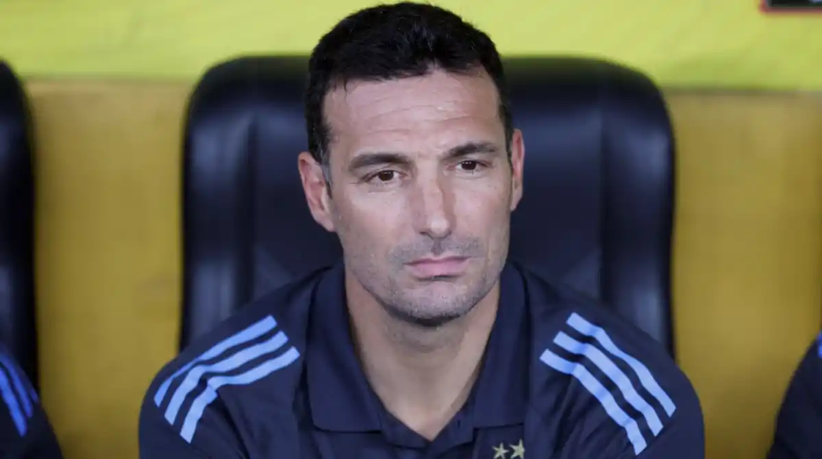 Problemas para Scaloni: un futbolista se lesionó y será baja en los amistosos de la Selección Argentina