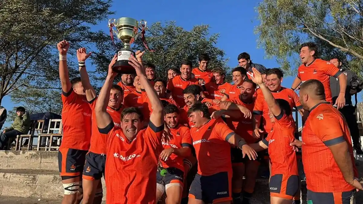 El festejo de los Naranjas tras la consagración en la Copa Güemes en Salta.