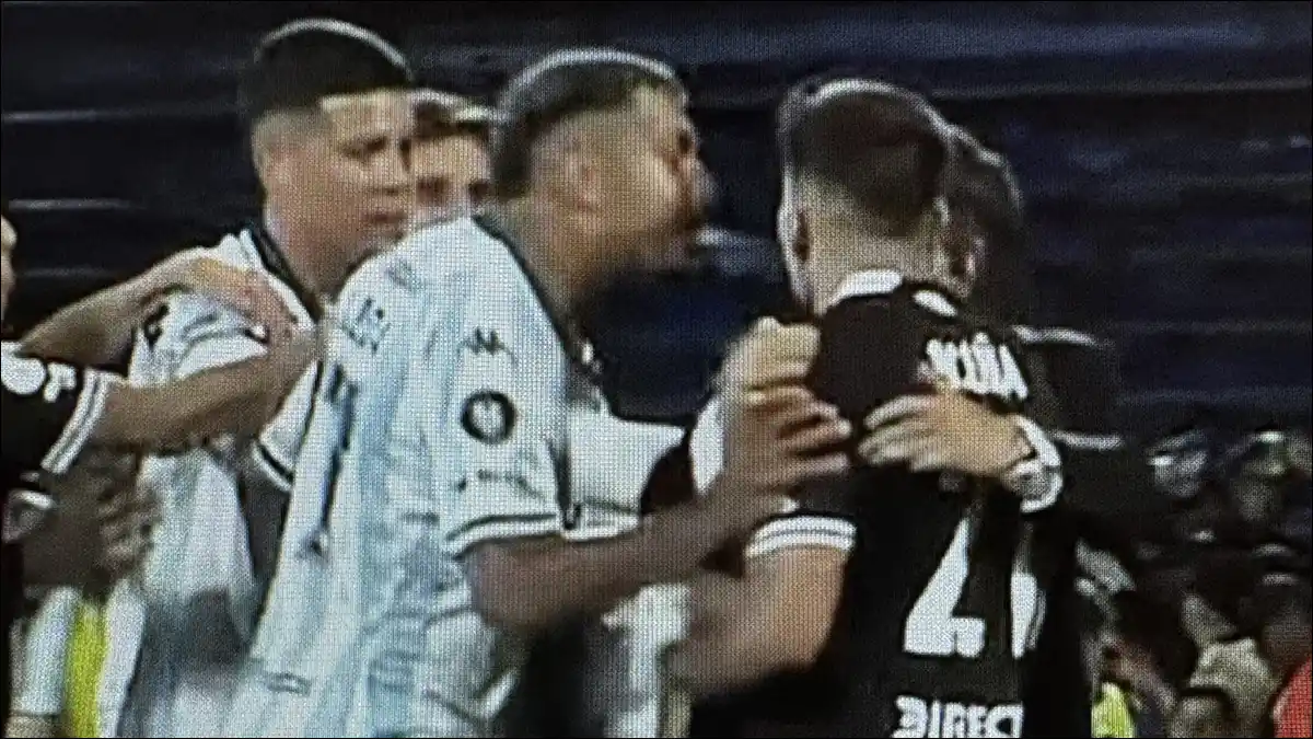 ESCENA INSÓLITA. Balboa escupe a Marcos Acuña en pleno tumulto tras el final del River–Racing por la Copa Argentina.