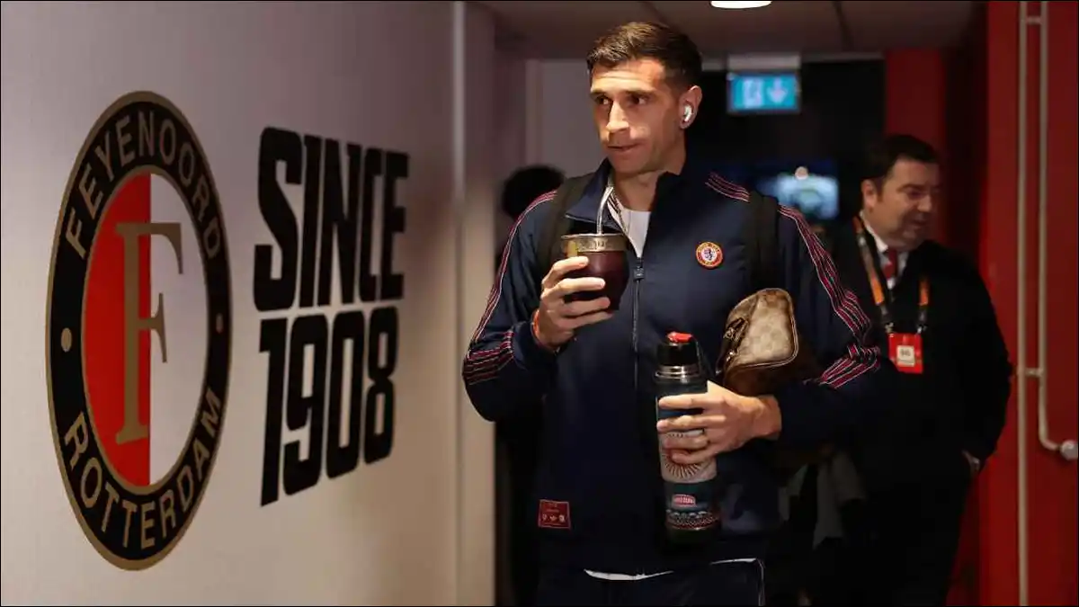 MOMENTO INESPERADO. Dibu fue anunciado como titular, pero no salió ni al banco en el duelo del Aston Villa ante el Feyenoord.