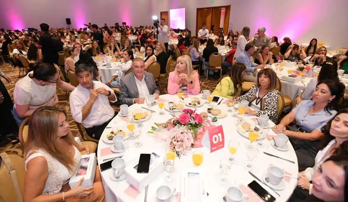 Mes rosa: Jaldo, Acevedo y Chahla compartieron un té de concientización