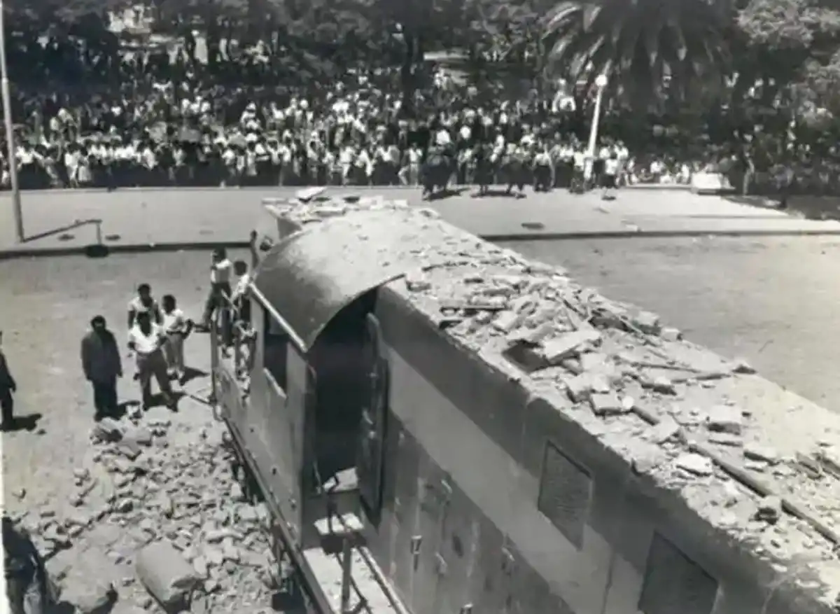 Recuerdos fotográficos: 1965. Cuando el tren salió a la calle frente a la plaza Alberdi