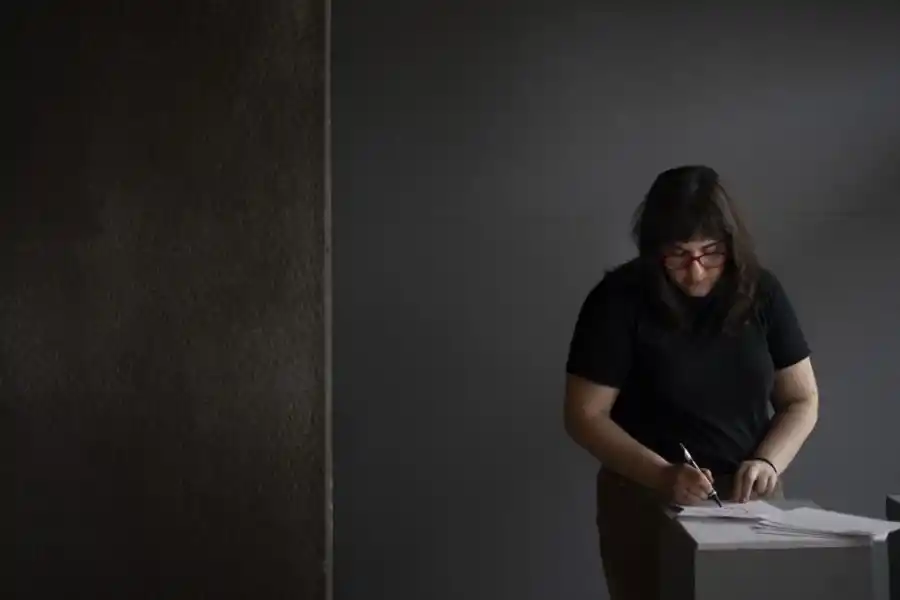 AL PAPEL. Rosario Brito Soler se ocupa de anotar cada concepto.