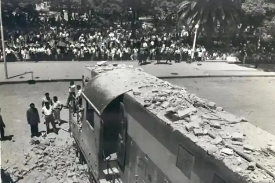 Recuerdos fotográficos: 1965. Cuando el tren salió a la calle frente a la plaza Alberdi