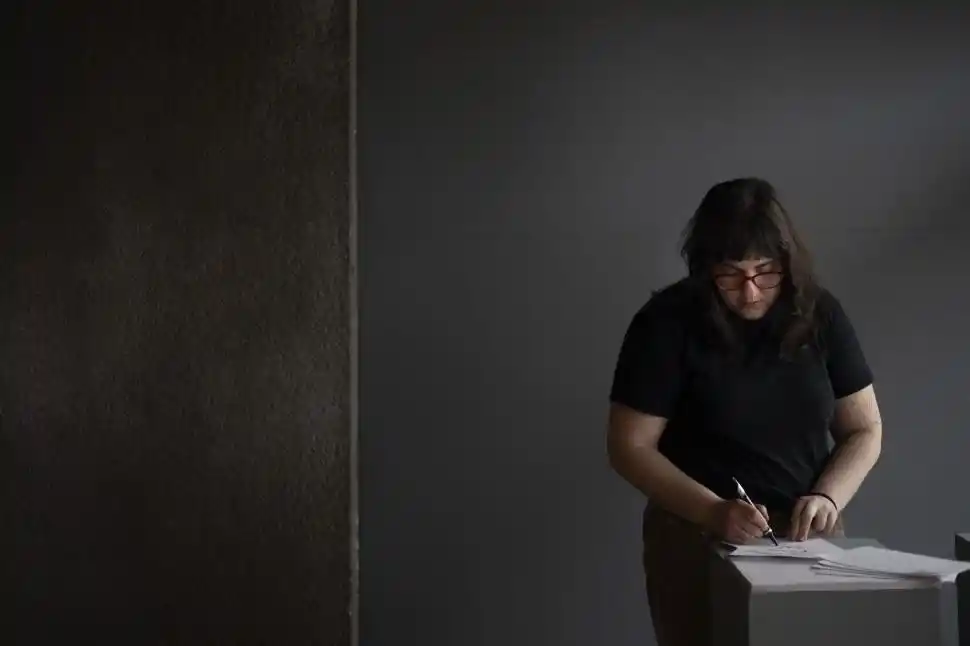 AL PAPEL. Rosario Brito Soler se ocupa de anotar cada concepto.