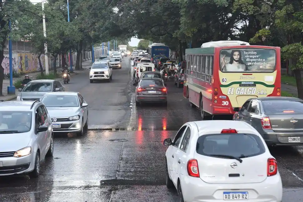 ANGOSTO. El puente de la Sarmiento, sobre las vías del Mitre, produce un estrangulamiento porque quedó demasiado angosto. 