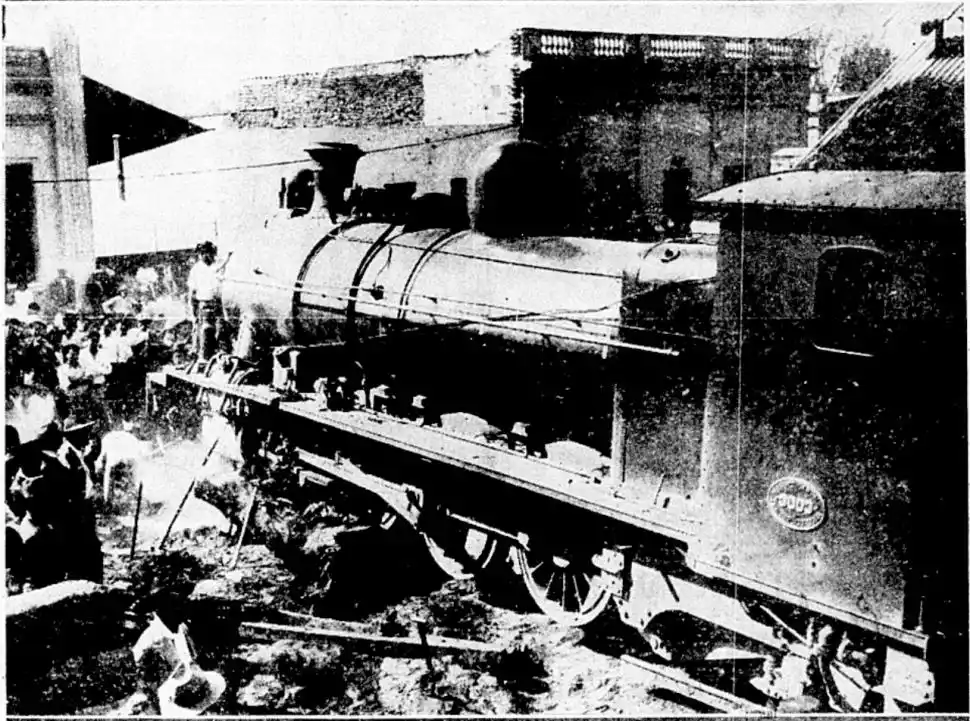Recuerdos fotográficos: 1935. La locomotora que se estacionó en la calle 9 de Julio