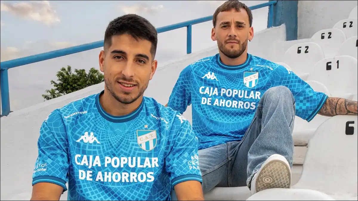 NUEVA CAMISETA. Bajamich y Tesuri posaron con la tercera equipación de Atlético Tucumán inspirada en la randa tucumana.