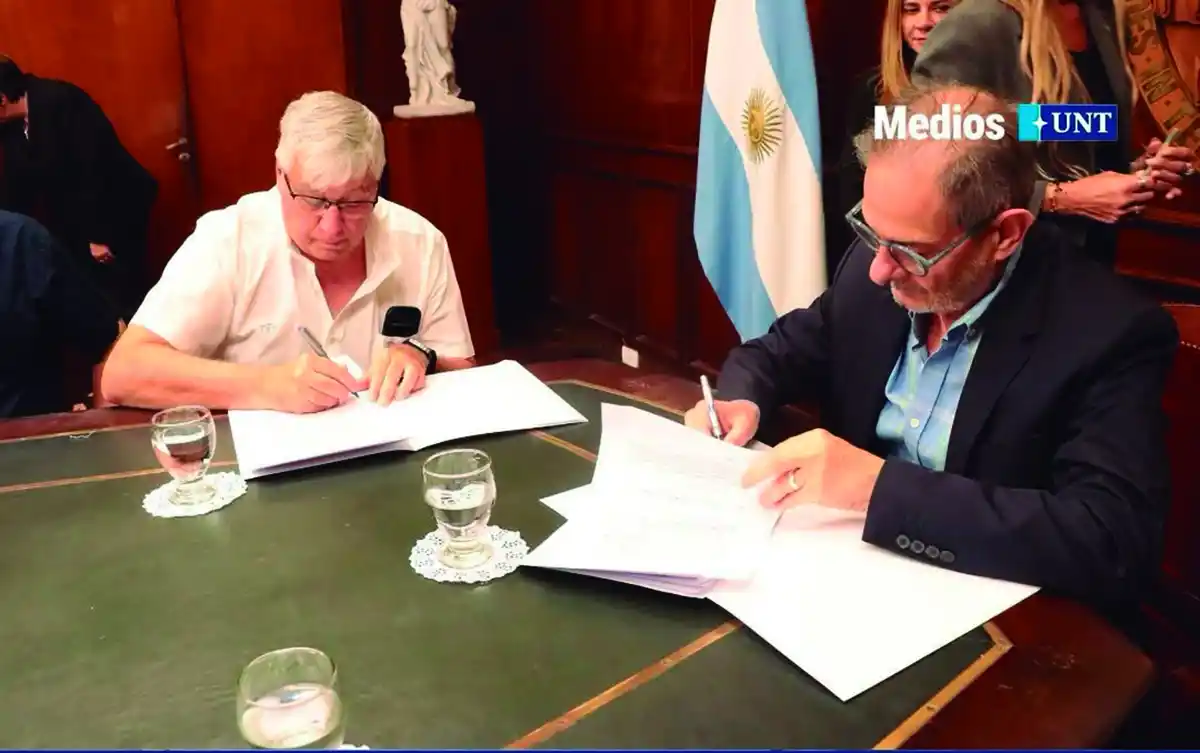 EL ACUERDO. El rector de la UNT, Sergio Pagani, y el responsable de la empresa, Máximo Ledesma Alfaro.