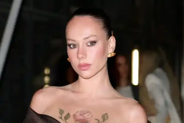 Ester Expósito deslumbra en París con un tatuaje en el pecho durante la Semana de la Moda