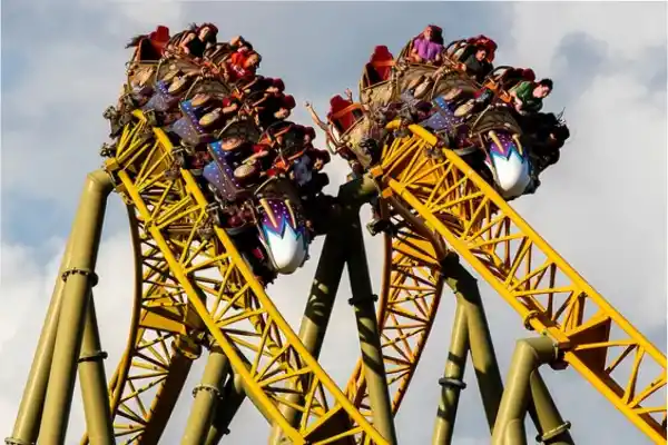 Múltiples víctimas en una montaña rusa de Orlando: aparecieron nuevas denuncias tras la muerte de un pasajero