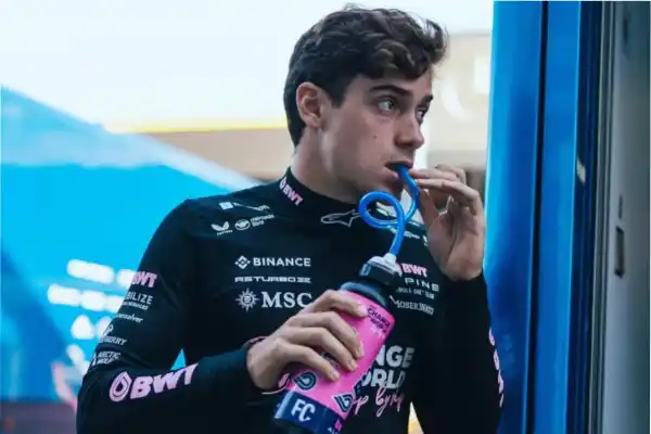 Calor extremo en el GP de Singapur: cómo es el traje de última tecnología que usa Franco Colapinto