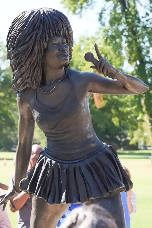 Así luce la polémica estatua de Tina Turner