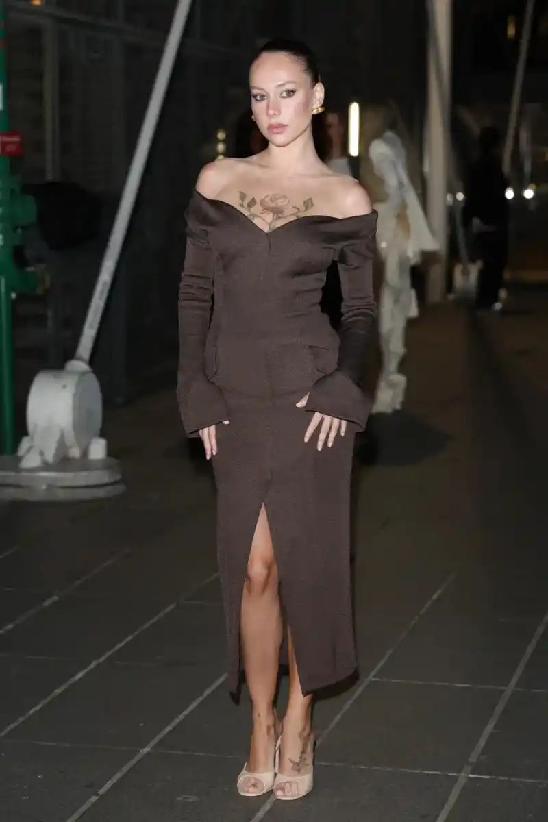 Ester Expósito deslumbra en París con un tatuaje en el pecho durante la Semana de la Moda