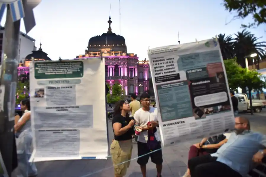 PLAZA INDEPENDENCIA: Docentes y estudiantes universitarios expusieron trabajos y emprendimientos.