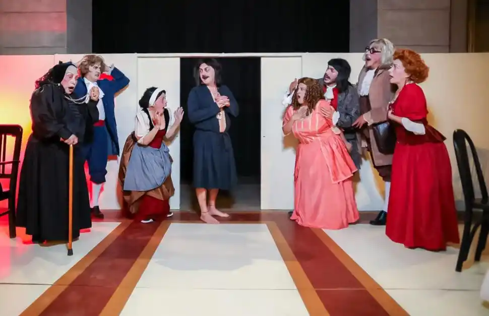 CON VESTUARIO DE ÉPOCA Y LENGUAJE ACTUAL. El elenco de “Tartufo”, la obra de Molière que se estrena esta noche en la Sociedad Francesa.