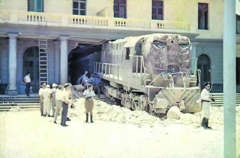 Recuerdos fotográficos: 1965. Cuando el tren salió a la calle frente a la plaza Alberdi
