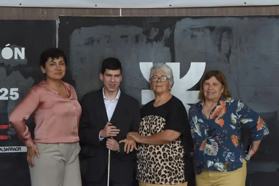 ACOMPAÑAMIENTO. Beatriz y su hijo Andrés, junto con las profesoras que lo acompañaron durante todo su cursado.