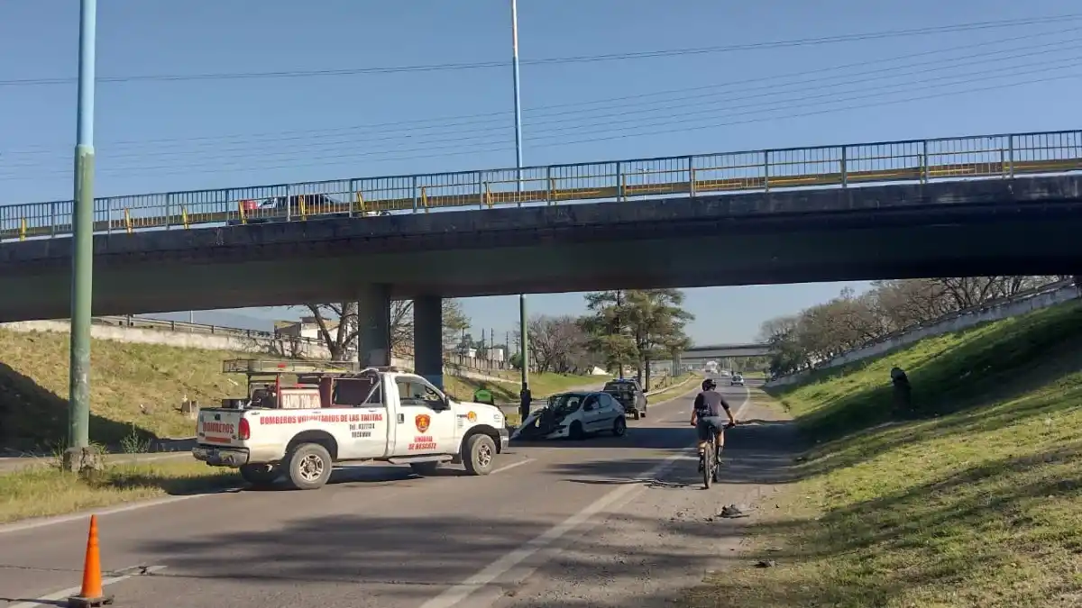 Accidente en la ruta 9: perdió el control del auto y chocó contra la columna de un puente
