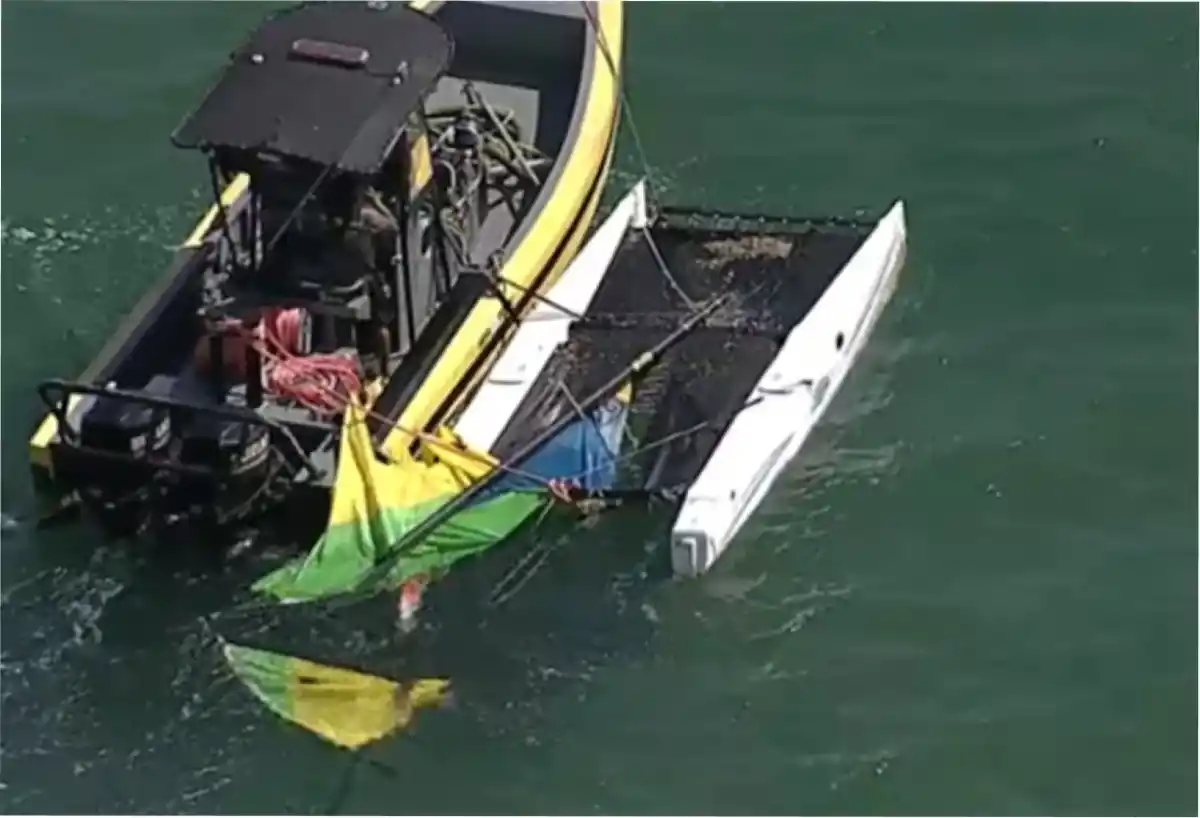 Así quedó el velero en el que se encontraba Mila Yankelevich luego de la colisión. (Foto: gentileza NBC6).
