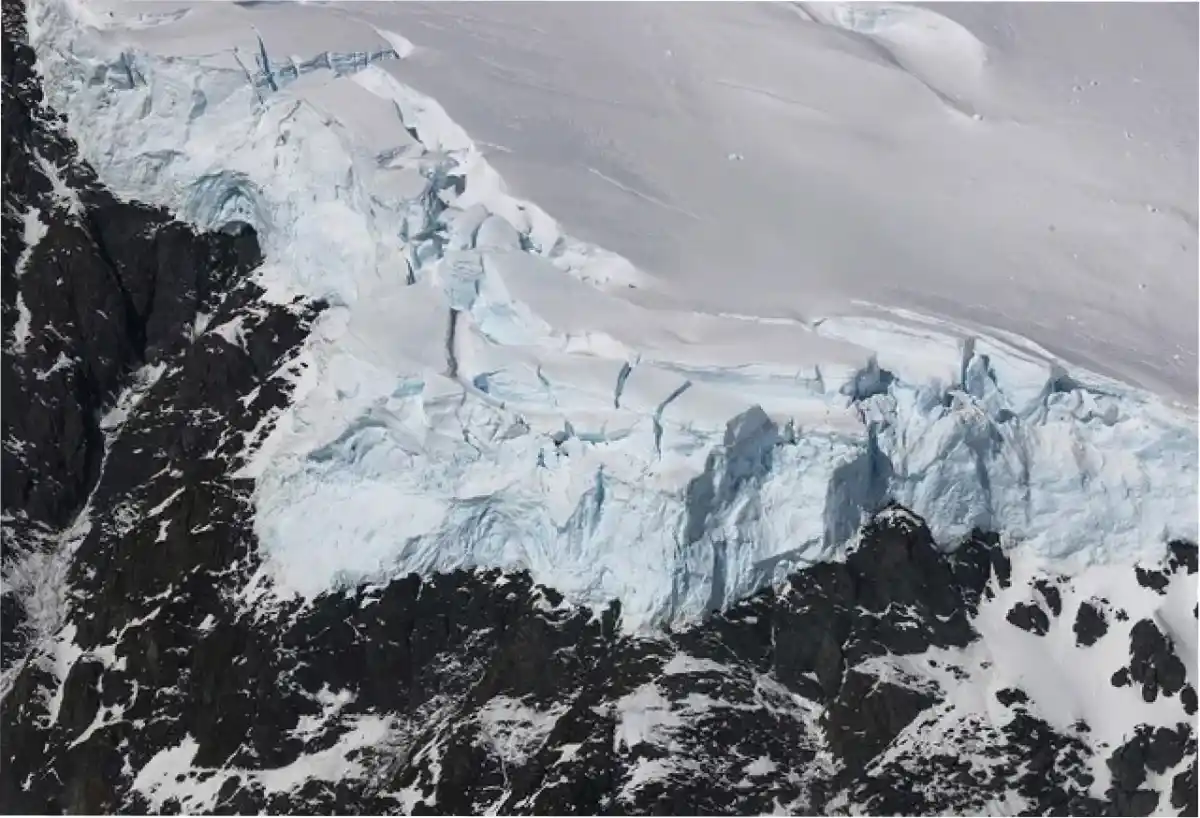 El hielo se une a las rocas en la Península Antártica en una imagen tomada por la Operación Icebridge de la NASA en octubre de 2017. Millones de años atrás, todo el planeta podría haberse parecido a esta escena polar durante una fase llamada Glaciación Global.