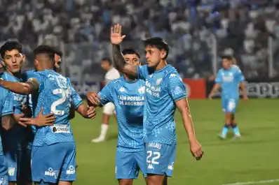 Atlético Tucumán tejió su victoria con randas y venció 2-0 a Platense en el José Fierro