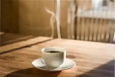 Siesta con cafeína: el truco más extraño e inteligente de la ciencia para recargar energías