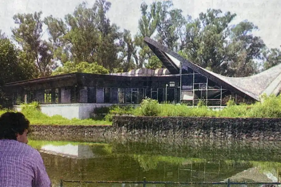 Recuerdos fotográficos: 2005. Patinaje de riesgo en la derruida confitería del Lago