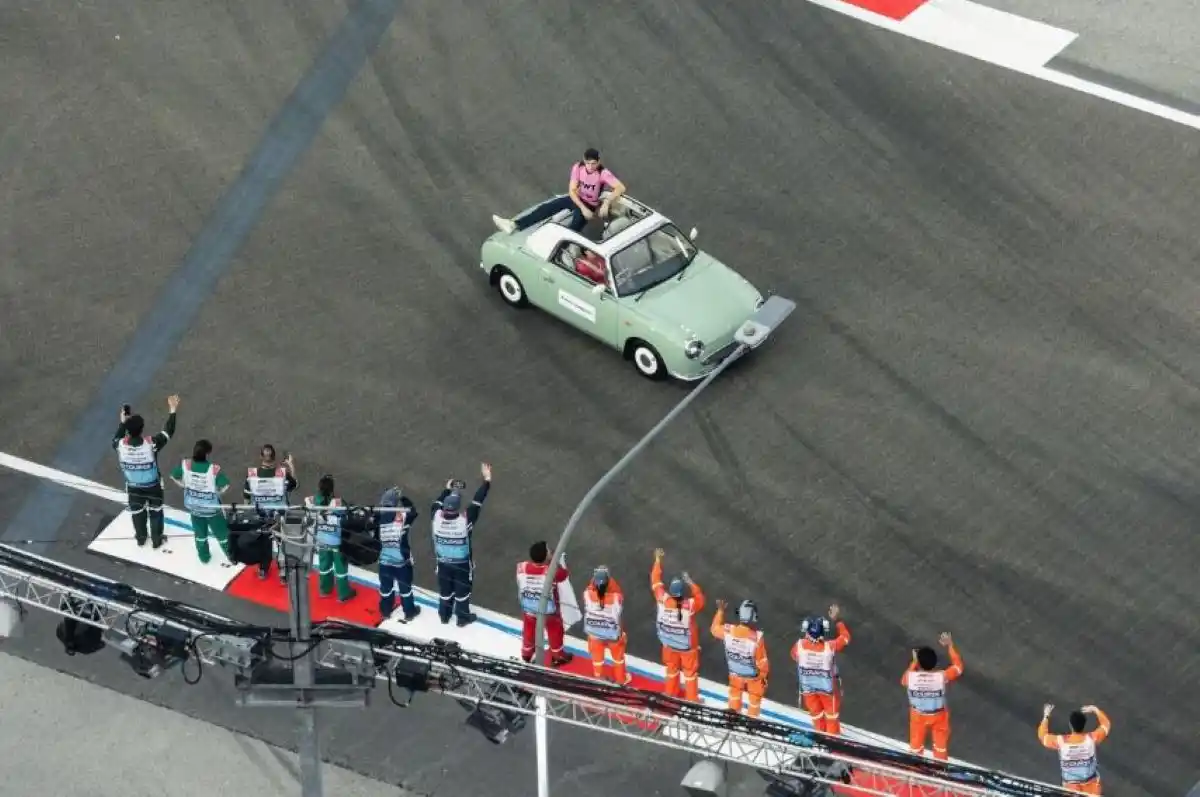 DISTENDIDO. Colapinto en el auto clásico que le tocó para recorrer el circuito en el desfile dedicado a las tribunas.