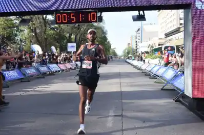 Quiroga, el portero que festejó en los 10k de LA GACETA