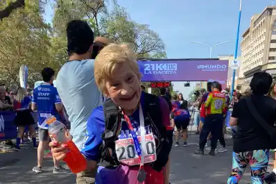 Irma, la corredora que inspira a sus 86 años, fue la gran protagonista de los 21K LA GACETA
