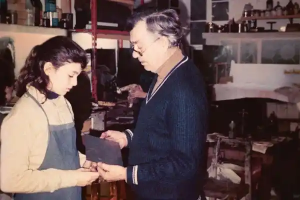 Sus cuentos sobre la familia, su abuelo grabador y el Instituto Superior de Artes de Tucumán