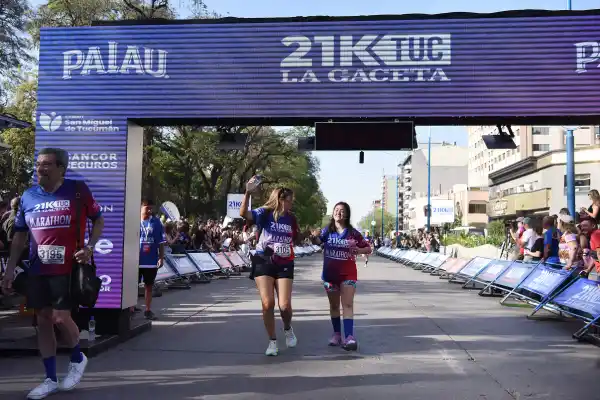 María de la Paz corrió su primera carrera en los 21K LA GACETA y emocionó a todos