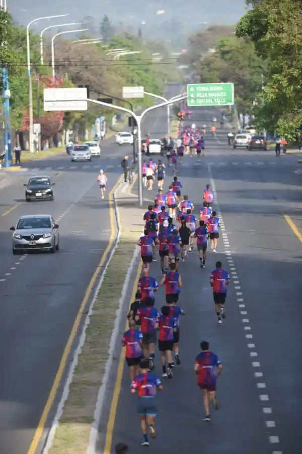 CON EL CERRO DE FONDO. Por la avenida Mate de Luna los corredores que participaron de los 21k le dieron vida a una de las principales arterias de la ciudad.